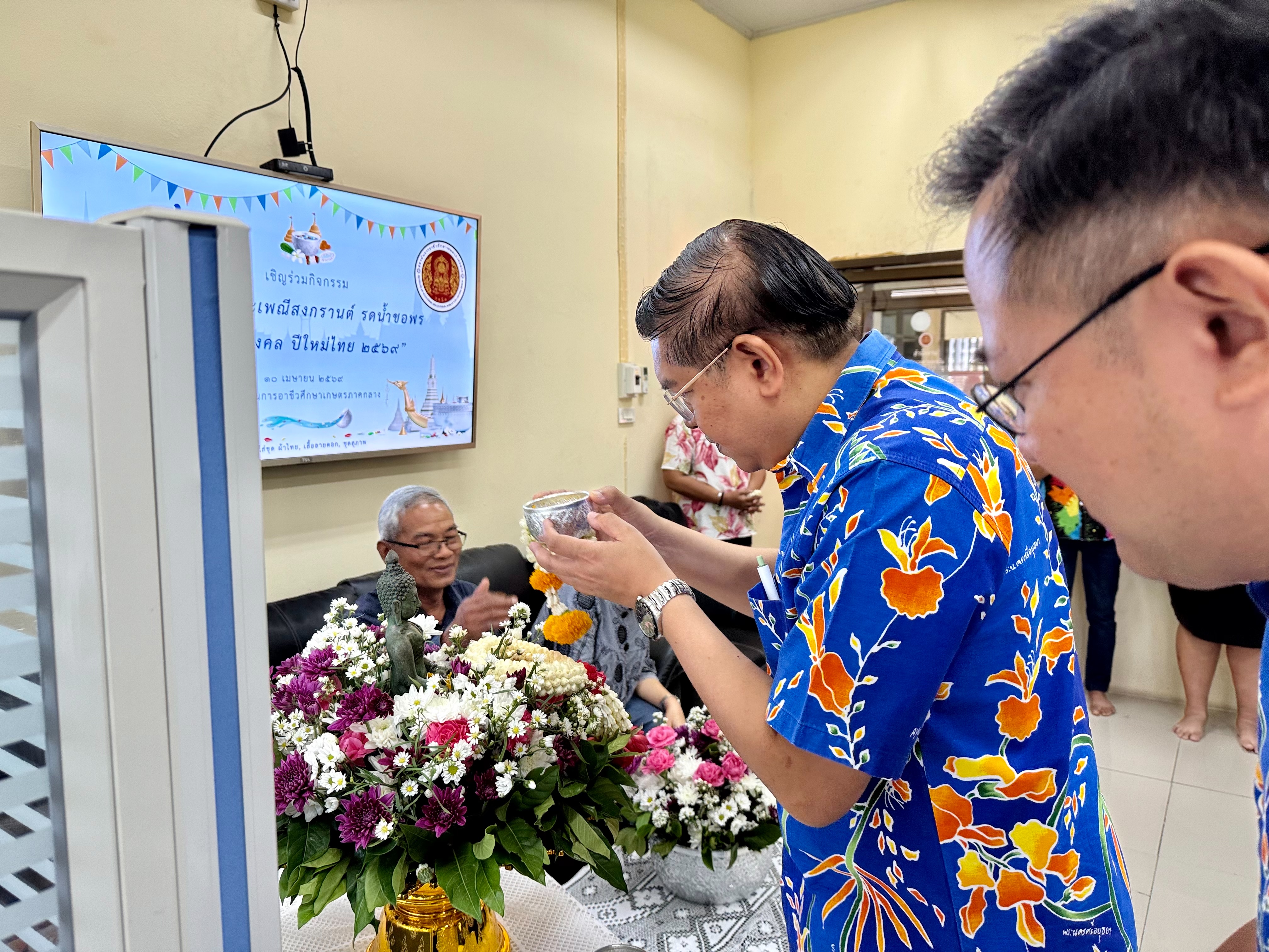 บรรยากาศการรดน้ำขอพร 2