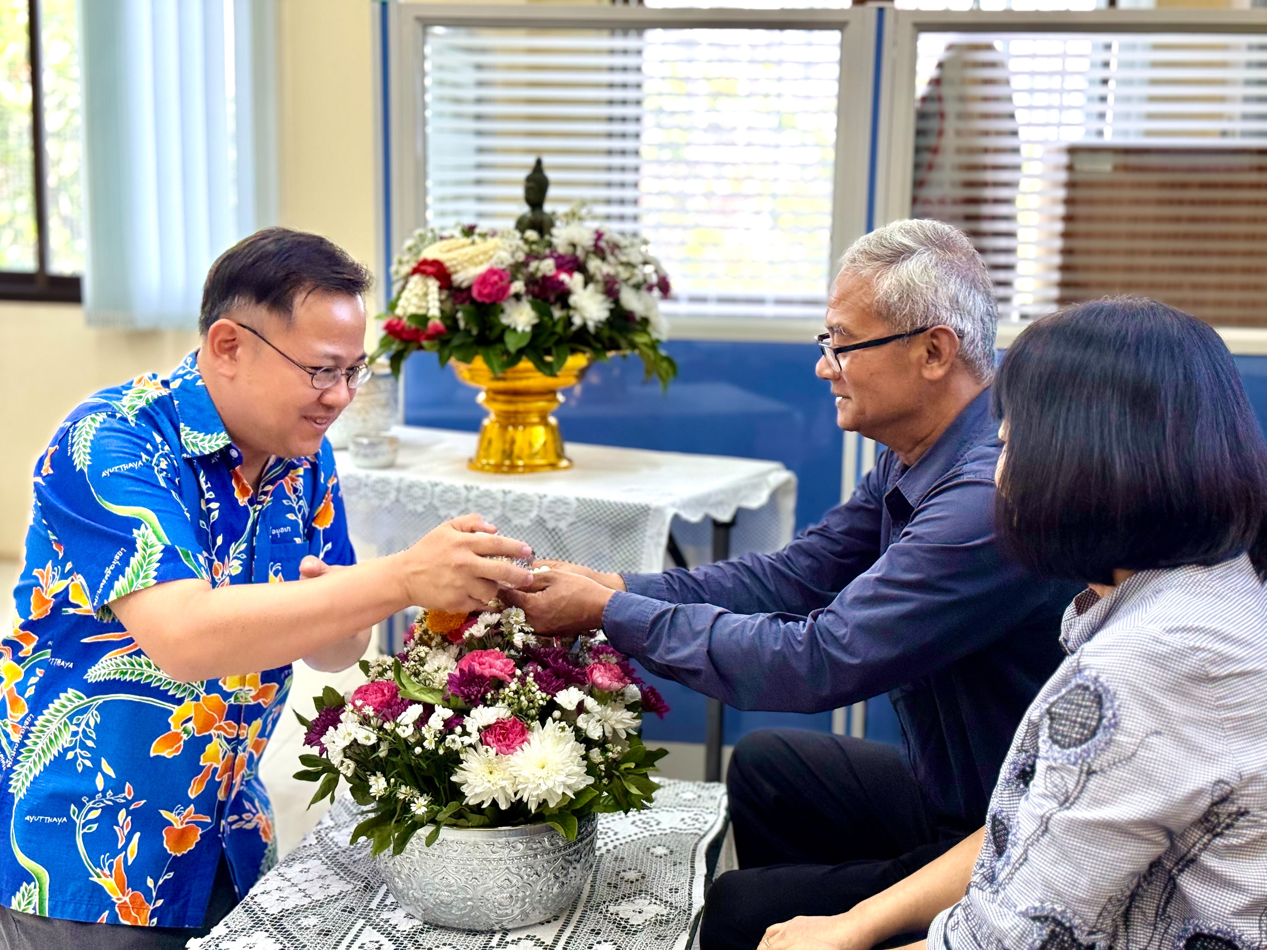 บรรยากาศการรดน้ำขอพร 3