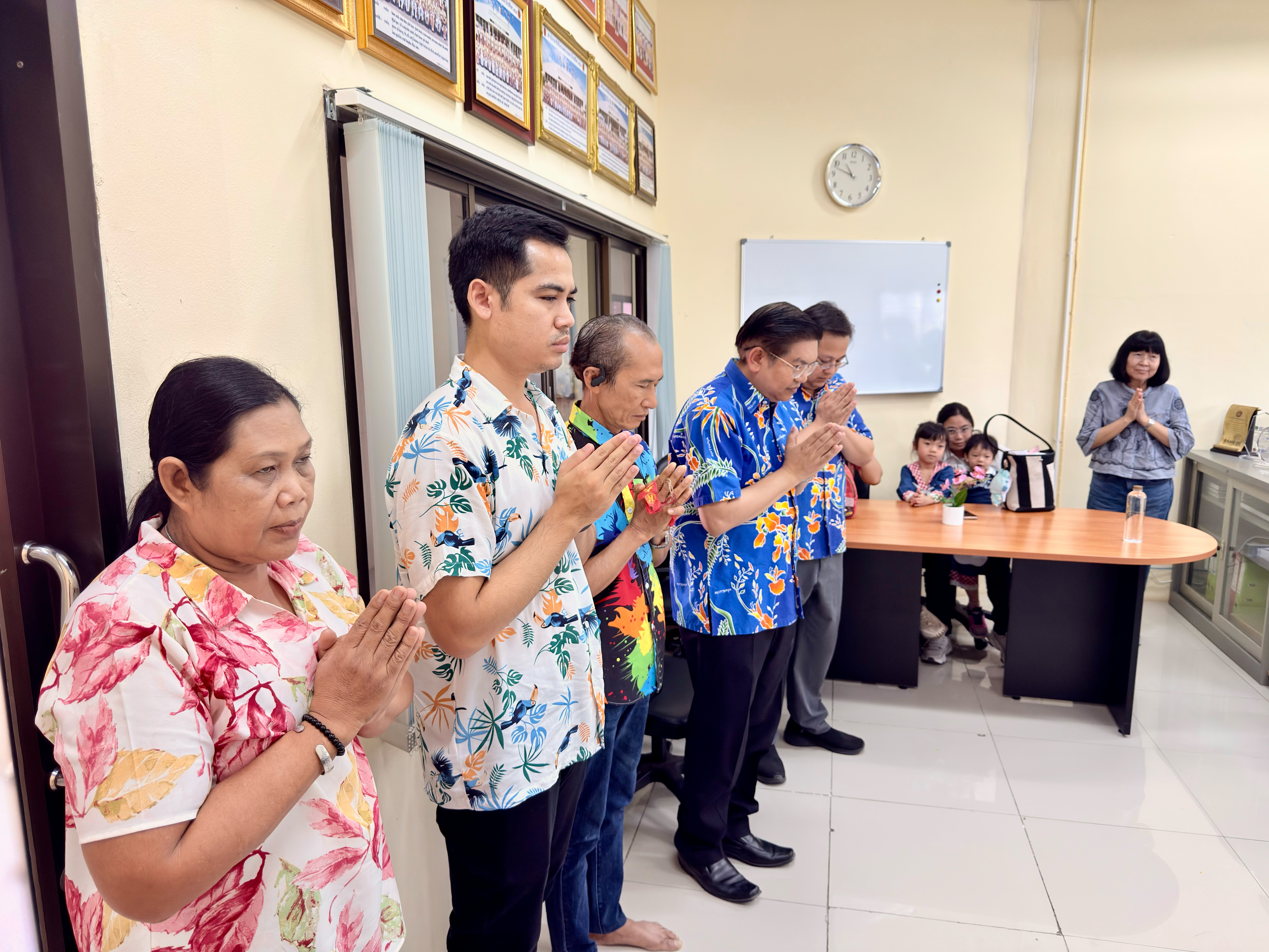 ภาพหมู่บุคลากร 1